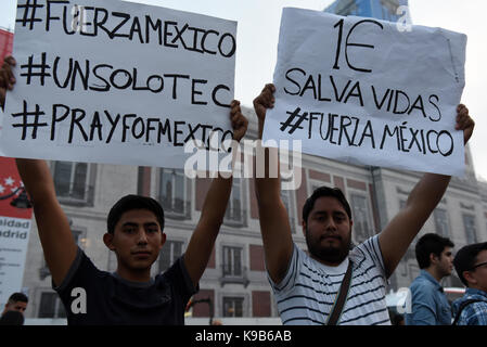 Madrid, Spanien. September 2017. Mexikaner halten in Madrid Banner mit Unterstützungsbotschaften für die Opfer und Verwandten des Erdbebens in Mexiko. Quelle: Jorge Sanz/Pacific Press/Alamy Live News Stockfoto