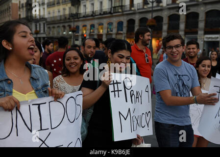 Madrid, Spanien. September 2017. Mexikaner in Madrid rufen Parolen und halten Transparente mit Unterstützungsbotschaften für die Opfer und Verwandten des Erdbebens in Mexiko. Quelle: Jorge Sanz/Pacific Press/Alamy Live News Stockfoto