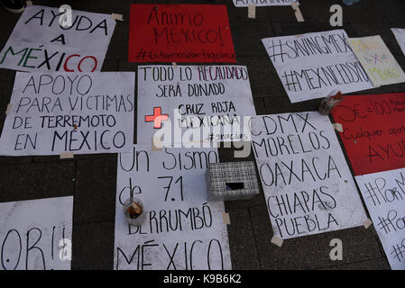 Madrid, Spanien. September 2017. Banner mit Botschaften zur Unterstützung der Opfer und Angehörigen des Erdbebens in Mexiko. Quelle: Jorge Sanz/Pacific Press/Alamy Live News Stockfoto