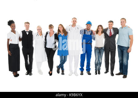 Group Portrait von Menschen mit verschiedenen Berufen zusammen gegen den weißen Hintergrund Stockfoto