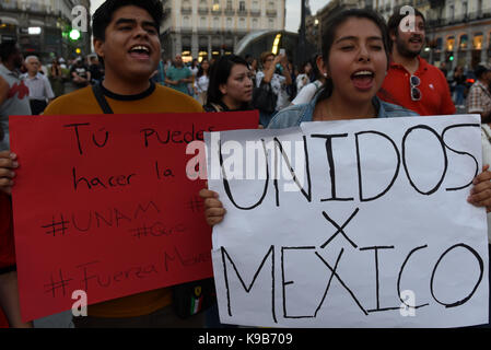 Madrid, Spanien. September 2017. Mexikaner in Madrid rufen Parolen und halten Transparente mit Unterstützungsbotschaften für die Opfer und Verwandten des Erdbebens in Mexiko. Quelle: Jorge Sanz/Pacific Press/Alamy Live News Stockfoto