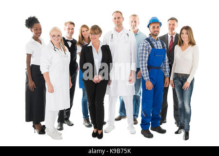 Group Portrait von selbstbewussten Menschen mit verschiedenen Berufen vor weißem Hintergrund Stockfoto