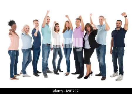 Volle Länge Portrait von Creative Business Team feiert Erfolg gegen weißen Hintergrund Stockfoto