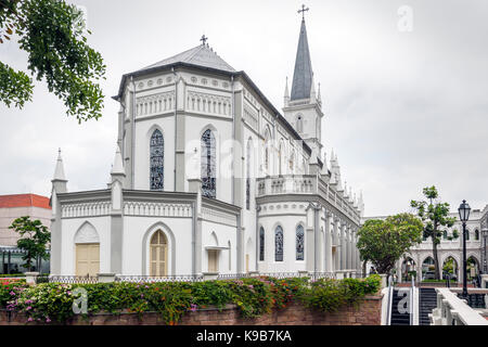 Die chijmes Hall, ehemalige Kapelle mit Glasfenstern, jetzt Teil der Chijmes, denkmalgeschütztes Gebäude mit Unterhaltungs- und Speisemöglichkeiten, Singapur Stockfoto