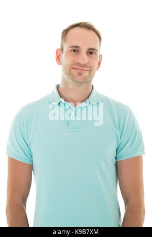 Portrait von lächelnden Mann in Casuals gegen den weißen Hintergrund stehen Stockfoto