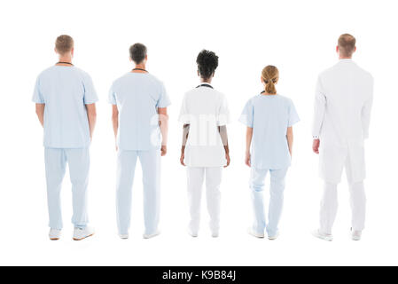 Volle Länge Rückansicht des medizinischen Teams vor weißem Hintergrund Stockfoto