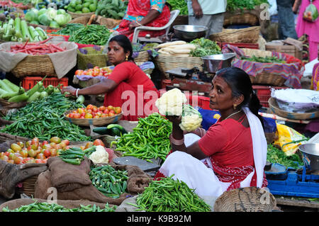 UDAJPUR, INDIEN - 28. FEBRUAR 2010: Indische farbenfroh Frauen seling das Gemüse auf der Straße in Indien Stockfoto