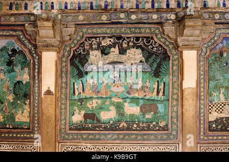 Indien, Detail der gestalteten Wand im Palast in der Bundi Stadt in Rajasthan Stockfoto