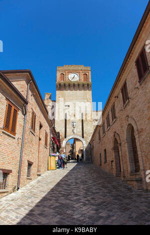 Der uhrturm am Eingang der Burg Gradara. Gradara, Marken, Italien. Stockfoto