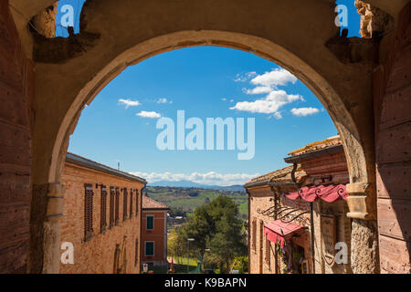 Blick über die Landschaft vom Schloss Gradara. Gradara, Marken, Italien. Stockfoto