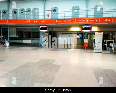 Karlsbad, Tschechische Republik - 30. Juli 2017: Karlovy Vary neue Flughafen Interieur. Abfahrt hal. In der Zone prüfen Stockfoto