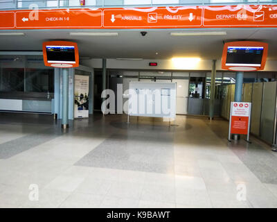 Karlsbad, Tschechische Republik - 30. Juli 2017. Karlovy Vary neue Flughafen Interieur. Abfahrt hal. In der Zone prüfen Stockfoto