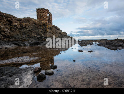 Lady's Tower Ruby Bay Elie Fife Reflexionen Meer pools hoher Kontrast Stockfoto