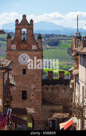 Der uhrturm am Eingang der Burg Gradara. Gradara, Marken, Italien. Stockfoto