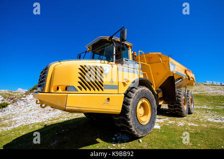 VOGEL BERG, Slowenien - 30. AUGUST 2017: Bau von Maschinen für das Zerkleinern von Stein, große Volvo Truck dumper Arbeiten am Hang Stockfoto