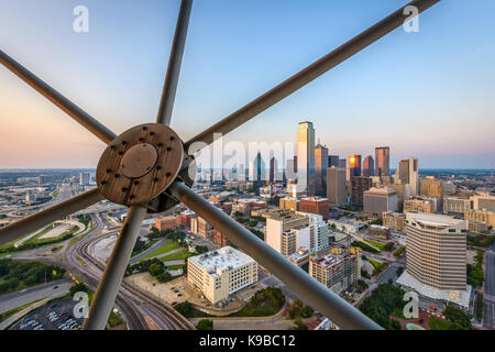 Dallas, Texas, USA Downtown Skyline in der Dämmerung von oben betrachtet. Stockfoto
