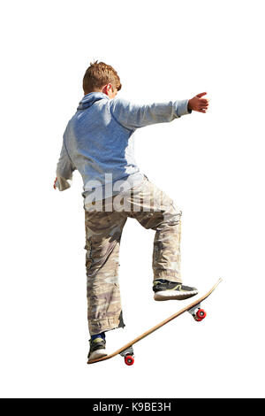 Junger Teenager junge praktizierende Skateboard auf weißem Hintergrund mit Freistellungspfad isoliert Stockfoto