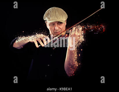 Porträt eines Mannes spielen Holz- Violine zerbrechen auf schwarzem Hintergrund Stockfoto