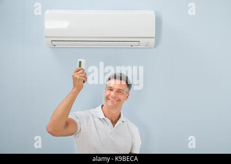 Portrait von Mittel-erwachsener Mann mit Klimaanlage Stockfoto