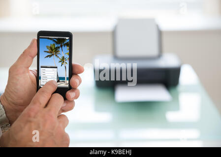 Close-up ein Geschäftsmann mit Mobiltelefon zum Drucken Foto. Fotograf besitzt das Urheberrecht für Bilder auf dem Bildschirm Stockfoto