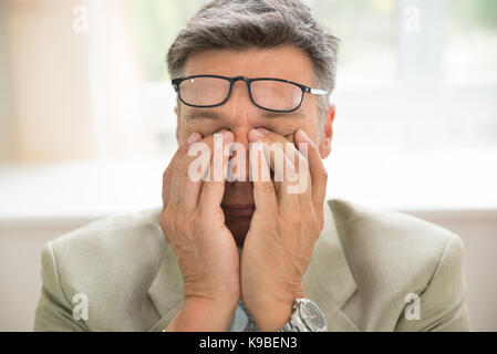 Close-up Langweilig Geschäftsmann rieb seine Augen Stockfoto