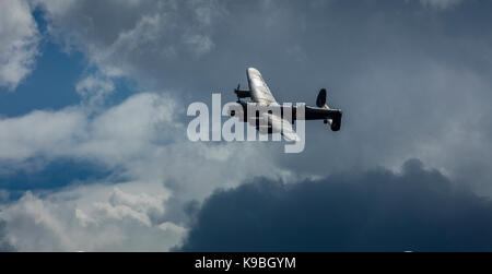 Avro Lancaster Bomber PA 474 der Schlacht um England Memorial Flug über RAF Coningsby, Lincolnshire, Großbritannien - August 2017 Stockfoto