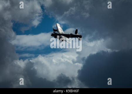 Avro Lancaster Bomber PA 474 der Schlacht um England Memorial Flug über RAF Coningsby, Lincolnshire, Großbritannien - August 2017 Stockfoto