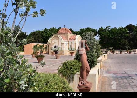 Die schönen Gärten und Kapelle der Elysium Hotel in Paphos, Zypern. Stockfoto