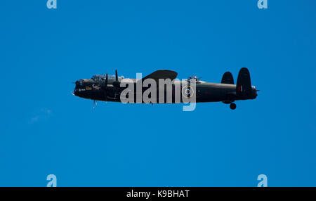 Avro Lancaster Bomber PA 474 der Schlacht um England Memorial Flug über RAF Coningsby, Lincolnshire, Großbritannien - August 2017 Stockfoto