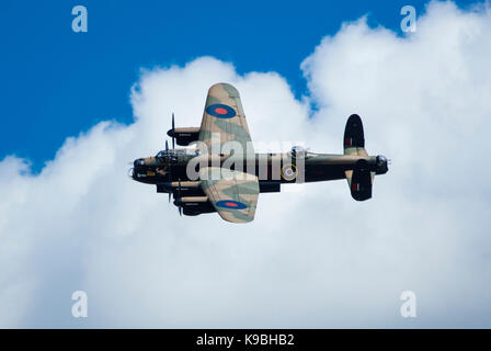 Avro Lancaster Bomber PA 474 der Schlacht um England Memorial Flug über RAF Coningsby, Lincolnshire, Großbritannien - August 2017 Stockfoto