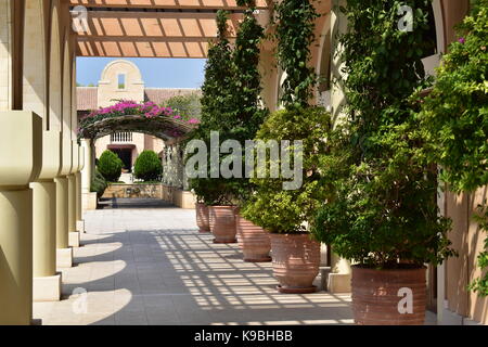 Die schönen Gärten des Elysium Hotel in Paphos, Zypern. Stockfoto