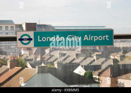 LONDON - Okt 13: DLR-Station, London City Airport, im Borough von Newham, GIP, dienen über 3 Millionen Passagiere pro Jahr, 5 verkehrsreichsten Ai Stockfoto