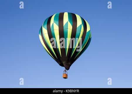 Bunten Heißluftballon von unten gesehen. Classic ballon Design mit viel Liebe zum Detail. Stockfoto