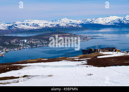 Hohe Blick über die Altstadt auf der Insel Tromsoya von oben Fjellheisen Seilbahn Bergstation auf dem Berg Storsteinen im Sommer. Tromso, Troms, Norwegen Stockfoto