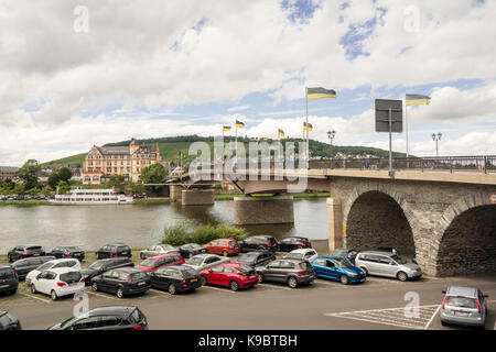 BERNKASTEL-KEUS, Deutschland - 5. Aug. 17: eine Autobahnbrücke L 47, die über die Mosel zwischen der alten und der neuen Stadt durchquert. Stockfoto