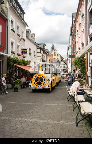 BERNKASTEL-KEUS, Deutschland - 5. Aug. 17: Ein Zug geht durch die kopfsteingepflasterten Gassen der alten mittelalterlichen Stadt. Stockfoto