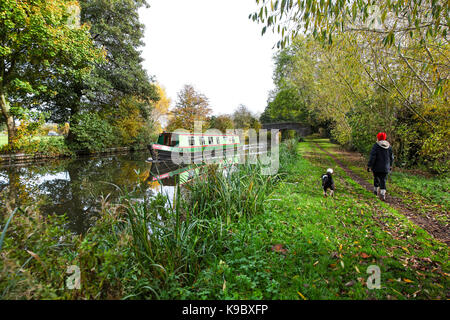 Eine Frau, die zu ihrem Hund auf dem Leinpfad auf der Staffordshire und Worcestershire Canal, um ordentlich zu Tixall, Stafford, Staffordshire, England, UK Stockfoto