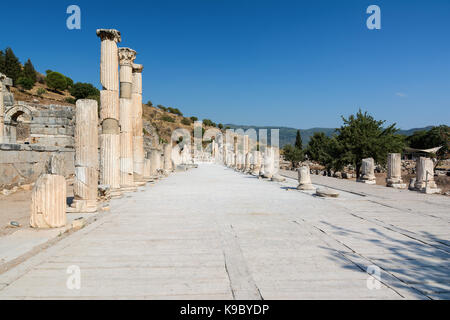 Spalten einer typisch römischen Basilika in Ephesus, Türkei. Stockfoto