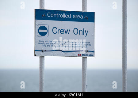 Warnzeichen für Crew nur kontrollierte Gebiet an Bord der Stena Line Fähre Schiff auf dem Meer Stockfoto