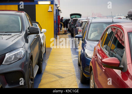 Autos auf dem oberen Deck des Fahrzeugs öffnen auf der Stena Line Autofähre geparkt auf der Irischen See Stockfoto