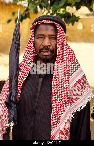 Kouto, Elfenbeinküste, Cote d'Ivoire. Ein senoufo Muslimische Dorfälteste tragen Arabische Kufiya und Egal. Stockfoto