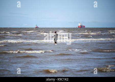 Anthony gormleys eine andere Stelle Crosby Strand Teil der Crosby Coastal Park Liverpool mit Liverpool Versand Kanal im Hintergrund Stockfoto