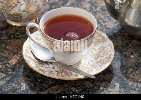 Englisch Tasse Tee in Fine Bone China Tasse und Untertasse serviert. Stockfoto