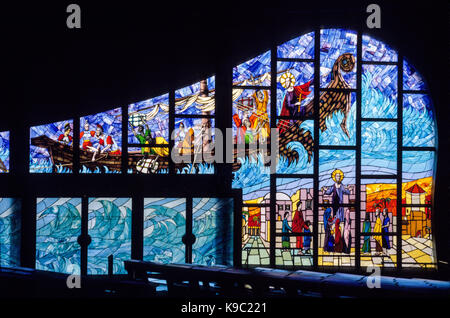 Abidjan, Elfenbeinküste, Cote d'Ivoire. Glasfenster Jesus auf dem Meer von Galillee. Von Aldo Spirito konzipiert. Für die redaktionelle Verwendung. Stockfoto