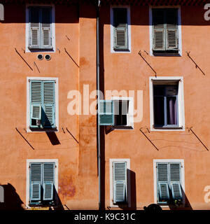 Eine typische Straße in der mittelalterlichen Altstadt, Nizza, Frankreich Stockfoto