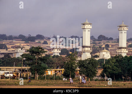 Bouake, die Elfenbeinküste, Cote d'Ivoire. Minarette der Wahabiyya Moschee. Stockfoto