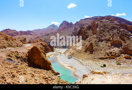 Die ziz Fluss fließt durch den Mittleren Atlas in Marokko, Afrika. Stockfoto