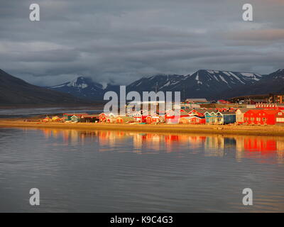 Bunte Häuser in Longyearbyen reflektieren, Isfjorden Stockfoto
