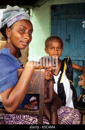 Tortiya, Elfenbeinküste, Cote d'Ivoire. Junge Frau und ihre Kinder. Stockfoto