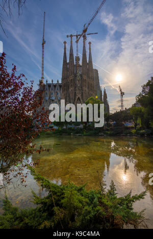 Sagrada Familia katholische Kirche, ein Werk des Architekten Antonio Gaud in Barcelona, Katalonien. Äußere Aufnahme aus öffentlichen Boden Stockfoto